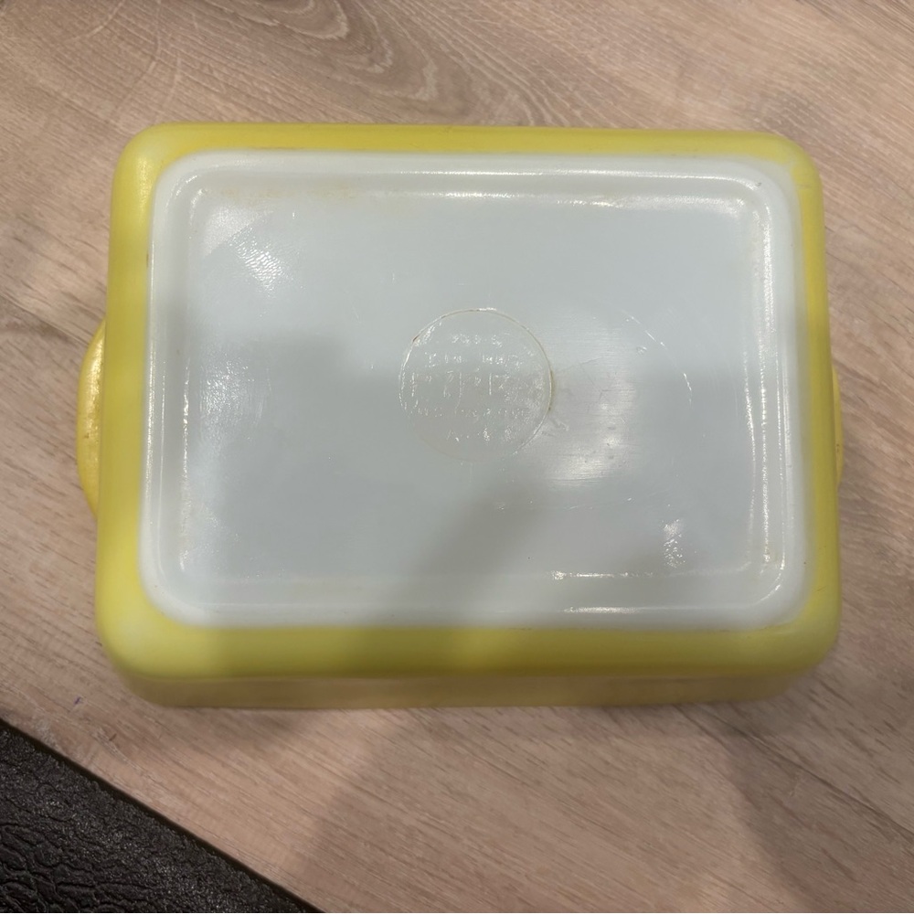 Pyrex Yellow Rectangular Baking Dish - Picture 3 of 4